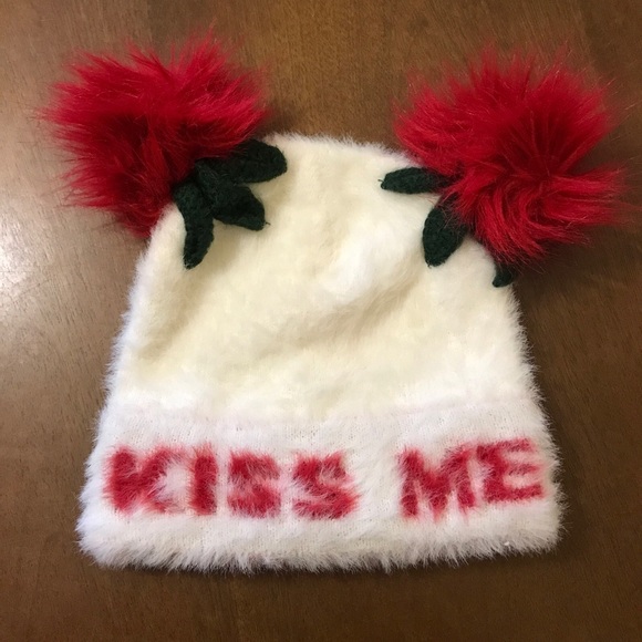 2018 American Eagle Soft Furry Mistletoe Pom Pom Winter Hat Toque - Picture 1 of 9